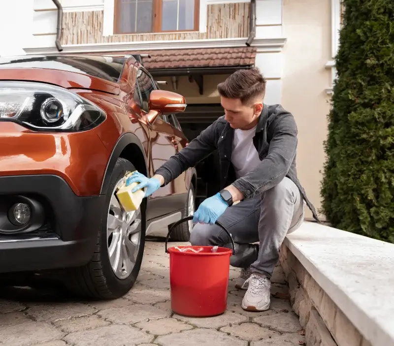 Lavage auto à domicile Le Bourg-d'Oisans : professionnel intervenant sur un véhicule